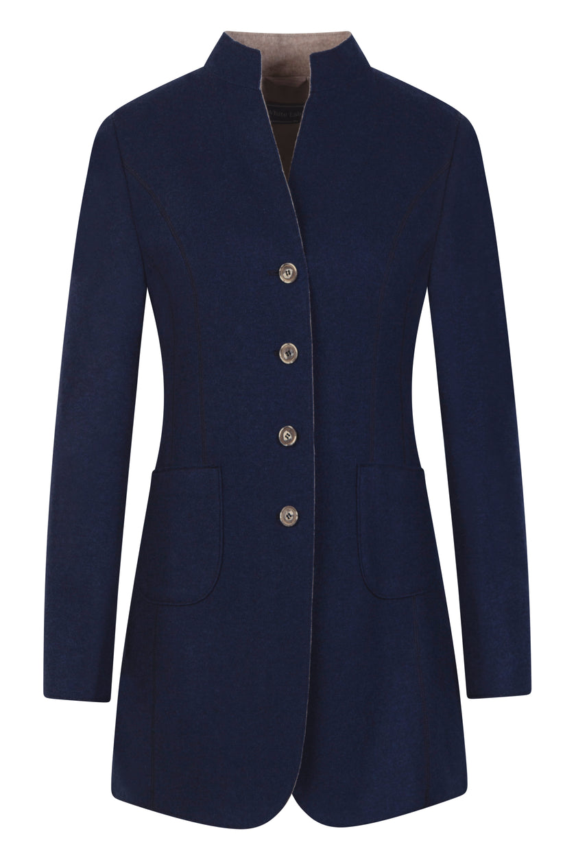 Dunkelblauer Gehrock für Damen mit Knopfleiste, aufgesetzten Taschen und Stehkragen – Vorderansicht