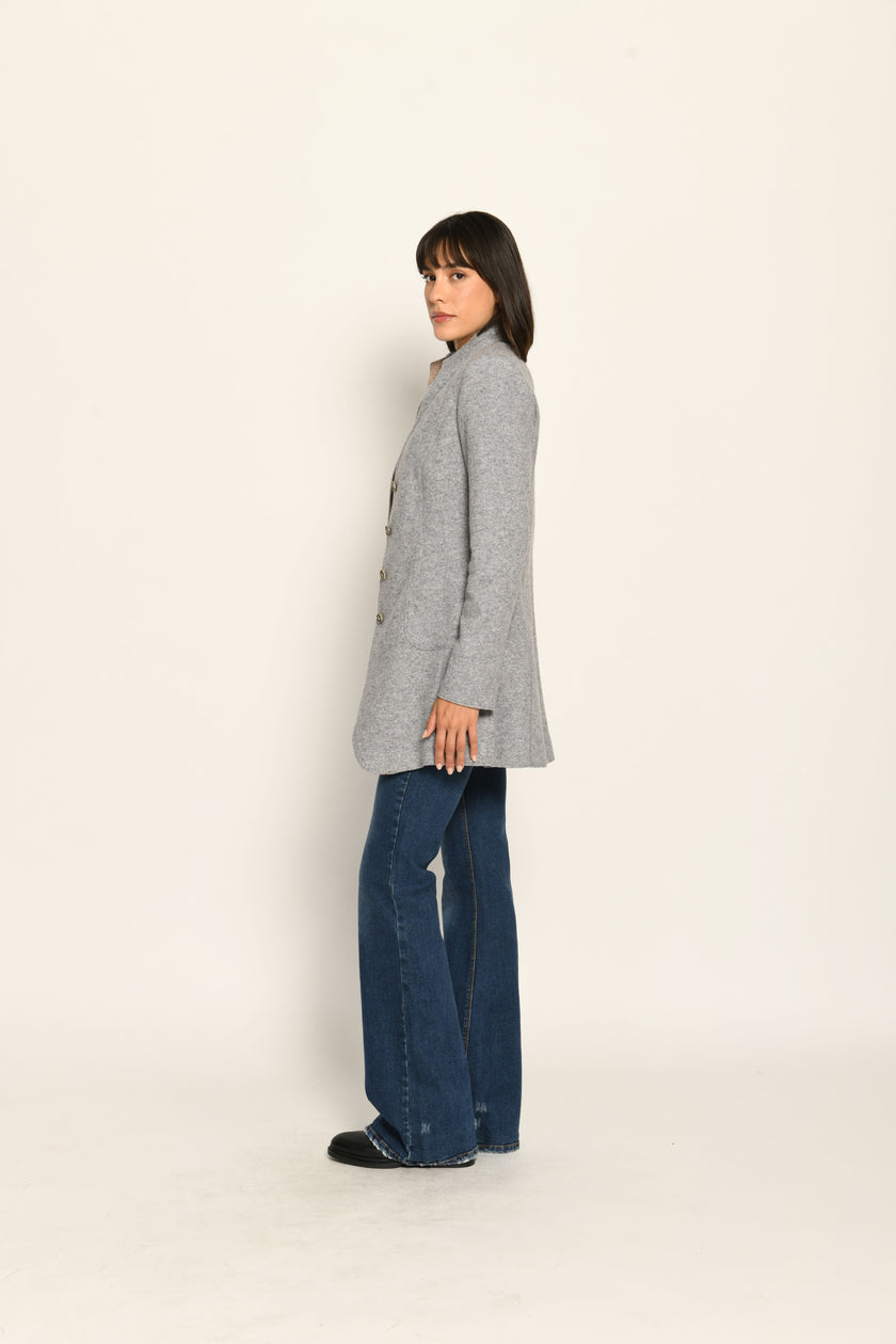 Model trägt grauen Gehrock aus Wolle mit aufgestelltem Kragen, lässig kombiniert zu Jeans – Seitenansicht rechts