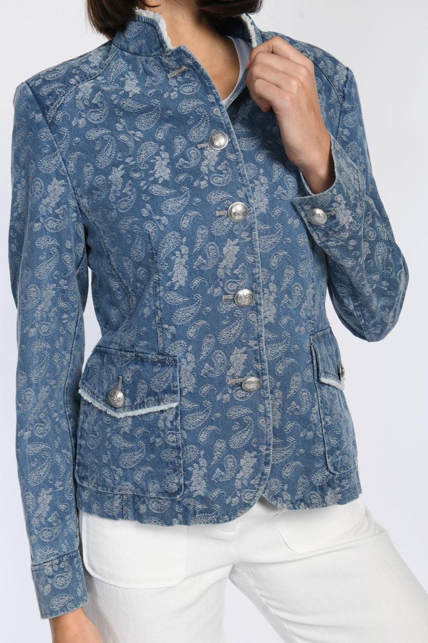 Detailansicht eines Jankers aus jeansigem Jacquard, verziert mit Fransendetails und Muster. 