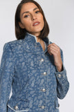 Detailansicht eines Jacquard-gewebten Denim-Jankers mit tracht-inspiriertem Look.