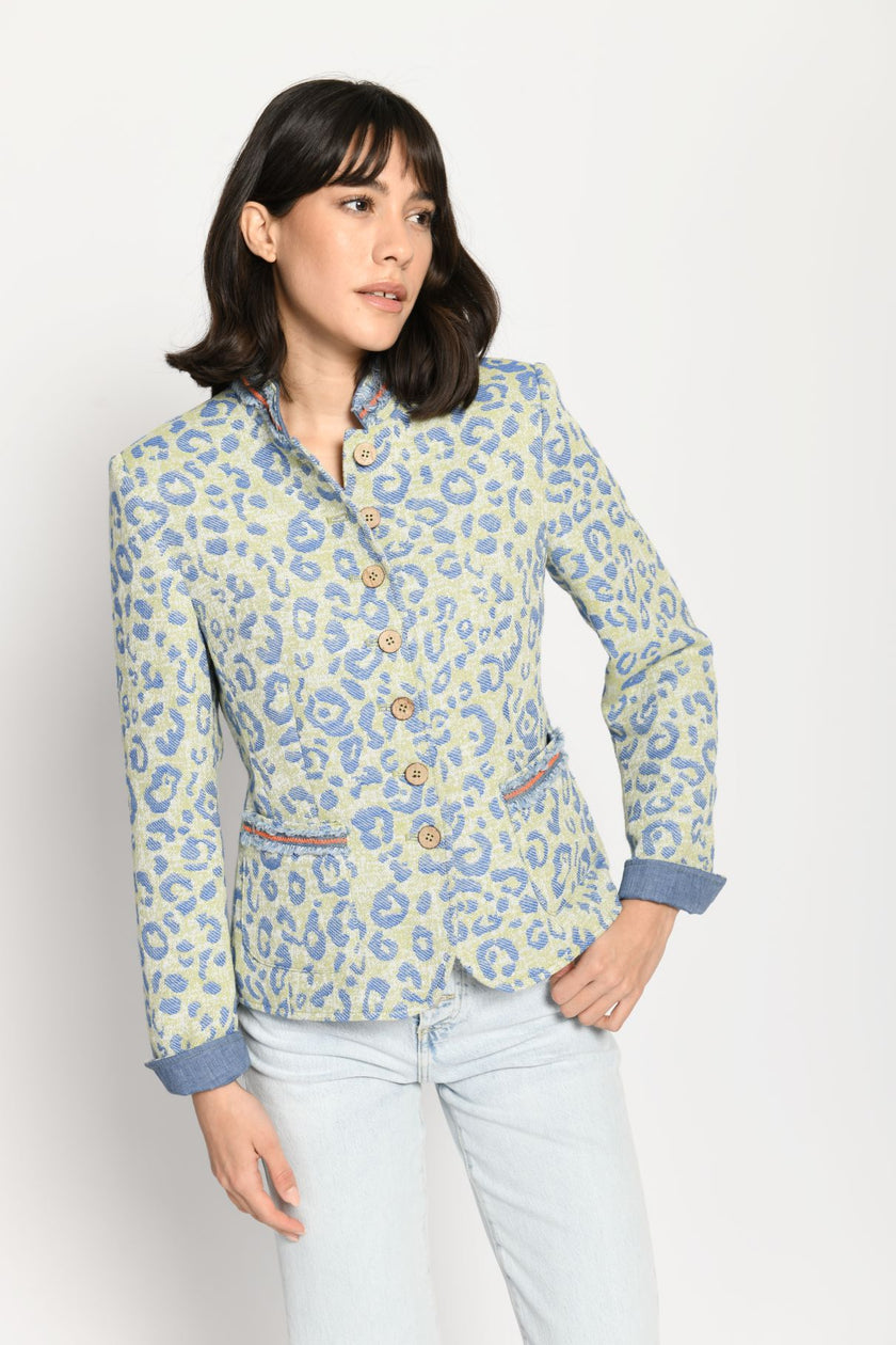 Model trägt tailliert geschnittenen grünfarbenen Janker mit jeansigem blauen Leo-Muster.