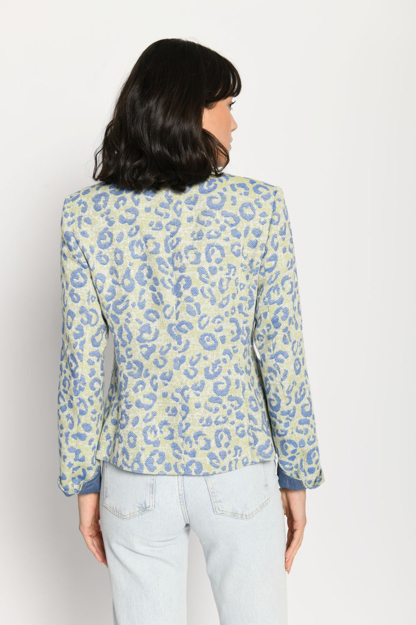 Rückenansicht des grünen Jankers mit blauem Leopardenprint.