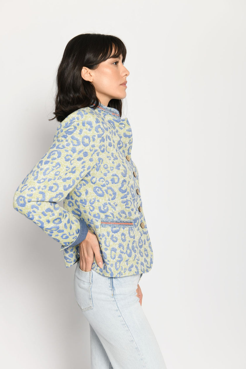 Seitenansicht des blauen Leopardenprints auf grünem Janker und aufgesetzten Taschen mit Fransenband.