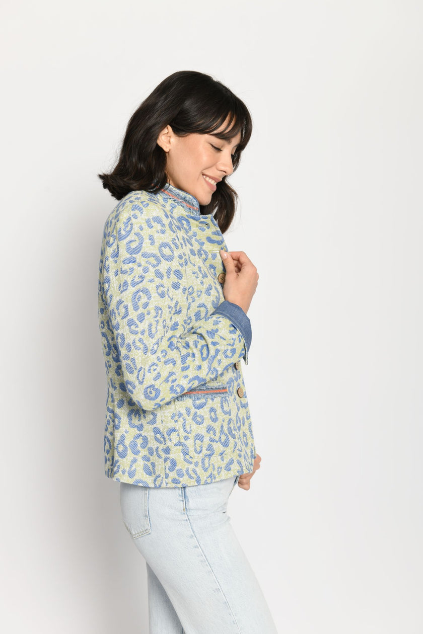 Seitenansicht eines grünfarbenen Jankers mit blauem Leo-Muster und langen Ärmeln mit Umschlag-Ärmelschlitz.