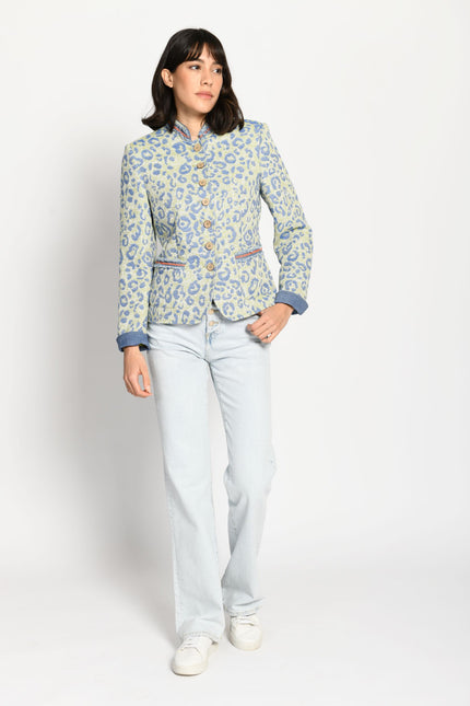 Model trägt einen grünfarbenen Janker mit blauem Leopardenmuster, Knopfleiste auf der Vorderseite und Stehkragen.