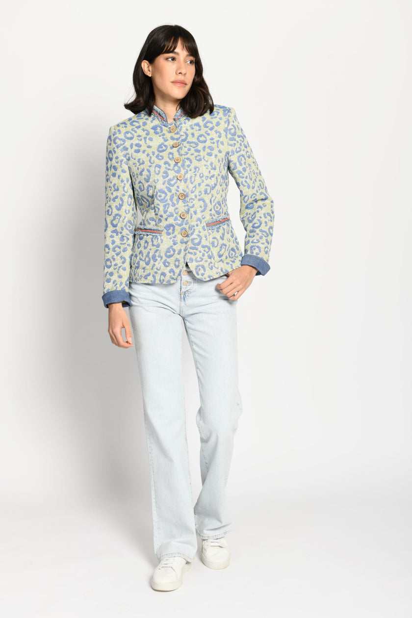 Model trägt einen grünfarbenen Janker mit blauem Leopardenmuster, Knopfleiste auf der Vorderseite und Stehkragen.