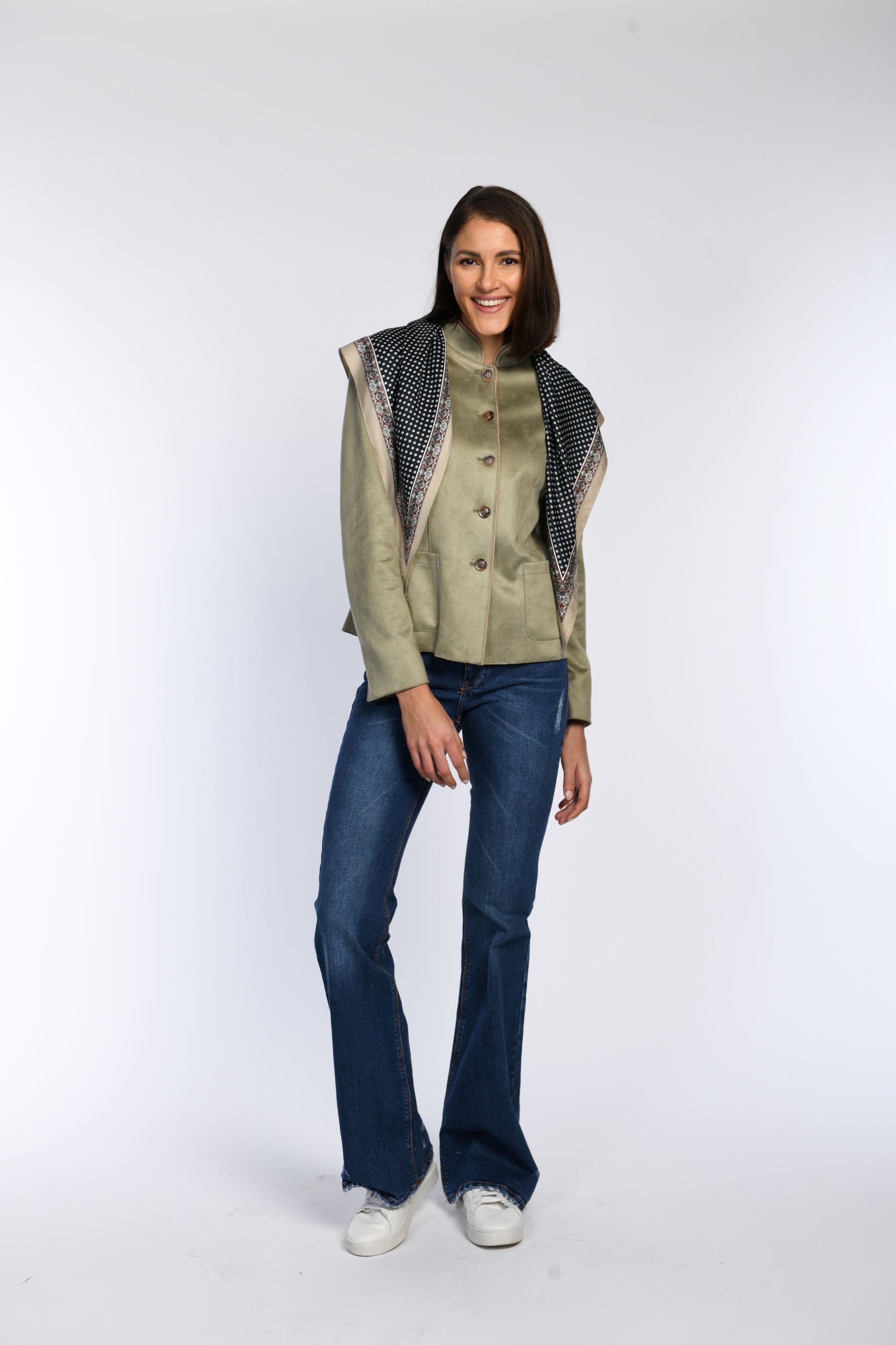 Vorderansicht: figurbetonter olivgrüner Janker aus Velourslederimitat, kombiniert mit einem Tuch auf den Schultern.