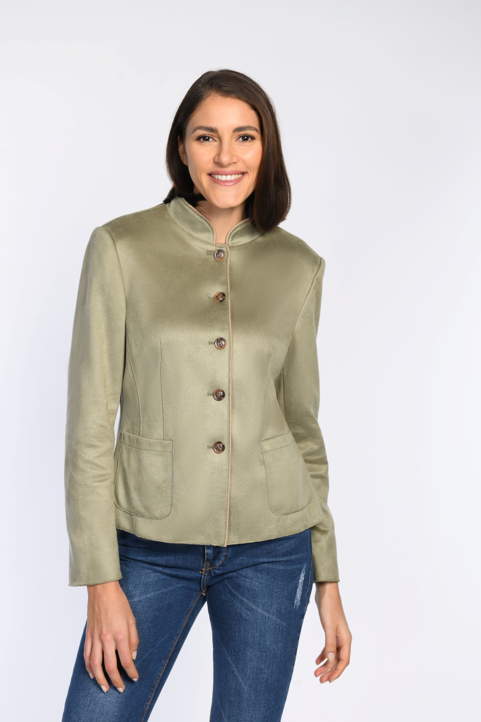 Vorderansicht eines figurbetonten, olivfarbenen Jankers aus Velourslederimitat.