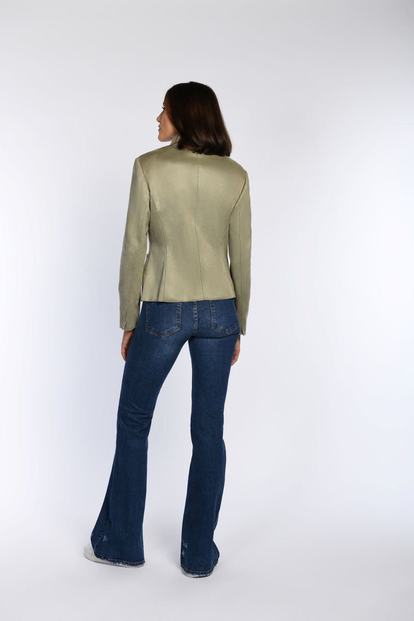 Rückenansicht eines olivgrünen Jankers aus Velourslederimitat.