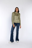 Model trägt Janker aus Velourslederimitat in Olivgrün mit Knopfverschluss und Stehkragen.