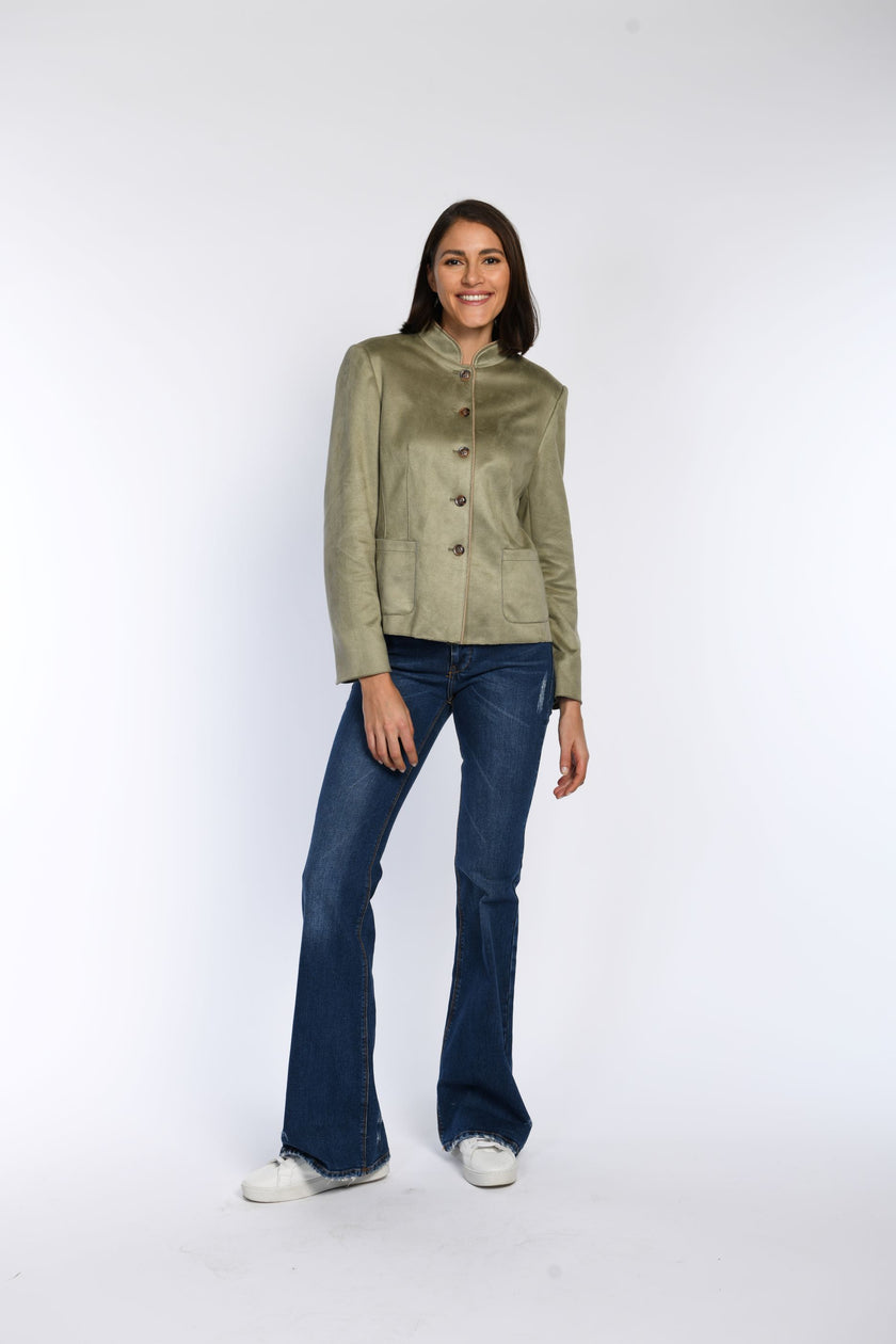 Model trägt Janker aus Velourslederimitat in Olivgrün mit Knopfverschluss und Stehkragen.