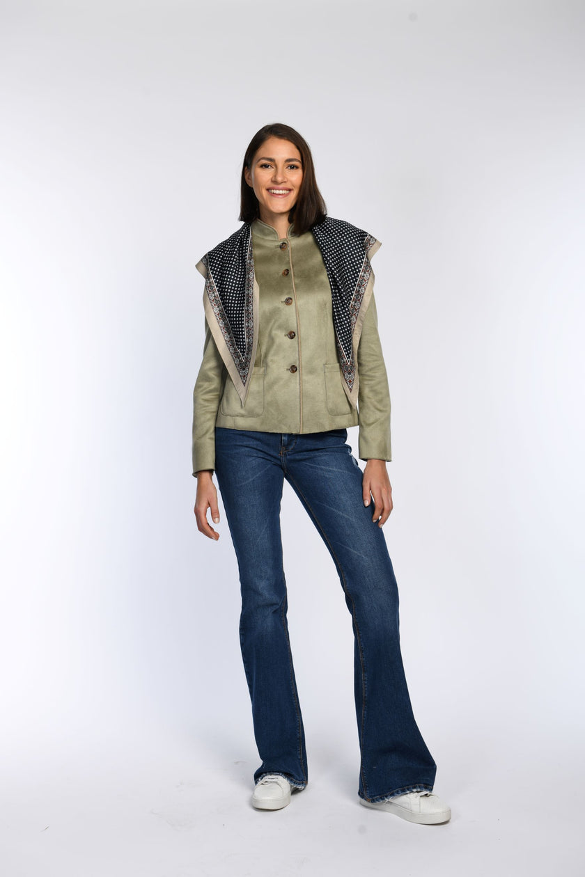 Model trägt einen Janker aus Velourslederimitat, kombiniert mit einem Tuch, das über den Schultern als Accessoire liegt.