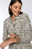 Detailansicht eines braun gemusterten Jacquard-Jankers mit Velourslederdetails am Ärmel.