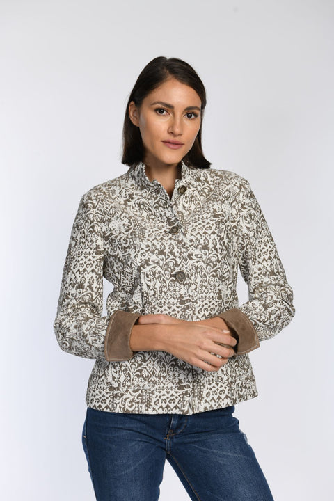 Model trägt einen Janker aus elastischem Jacquard mit Muster, verziert mit Details aus Velourslederimitat.