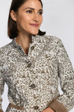 Braun gemusterter Jacquard-Janker mit Knopfleiste in der vorderen Mitte und Taschen mit kontrastfarbigem Eingriff.