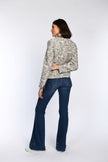 Model trägt Janker aus elastischem Jacquard mit Muster in Braun - Rückenansicht. 