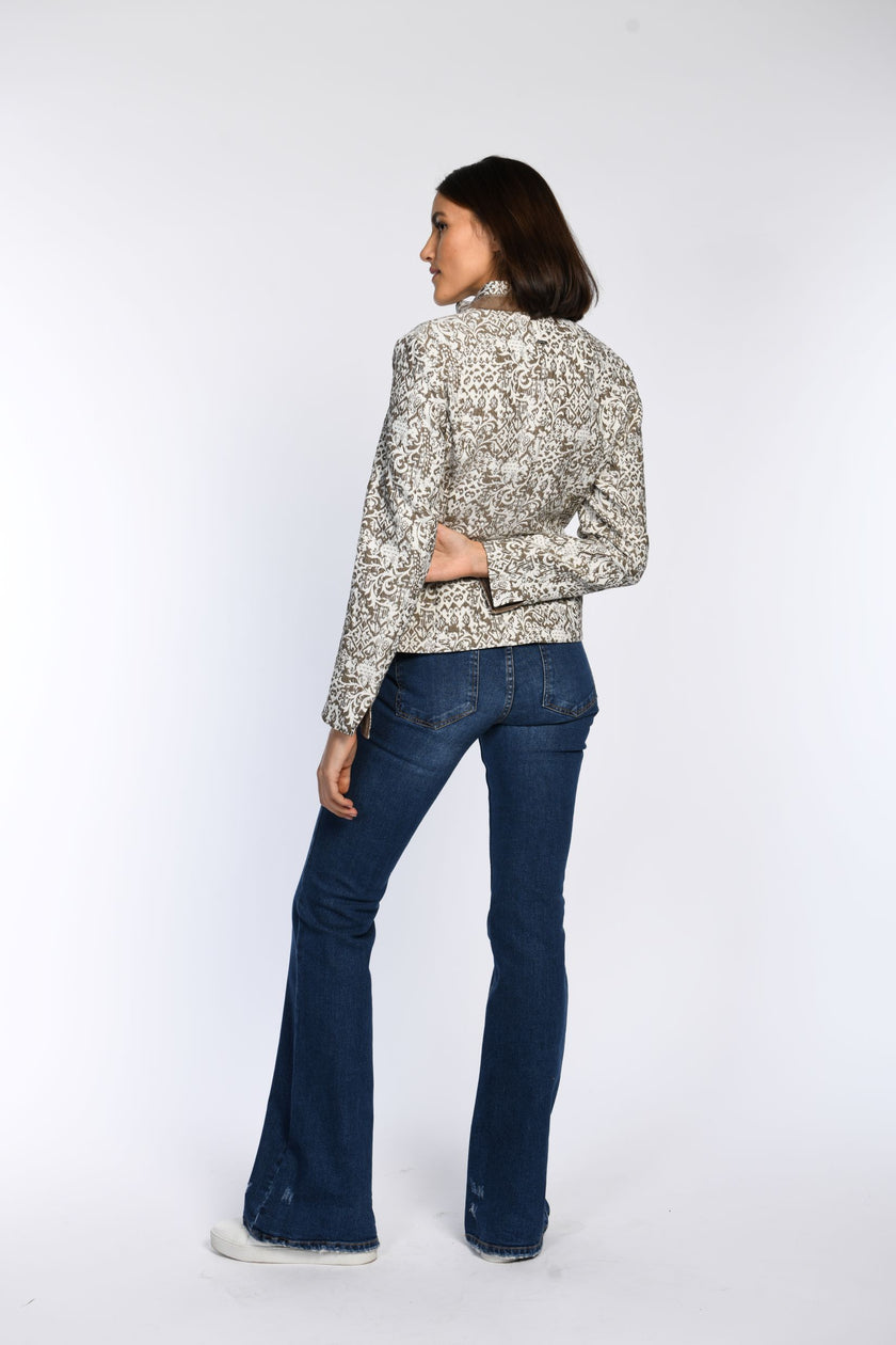 Model trägt Janker aus elastischem Jacquard mit Muster in Braun - Rückenansicht. 