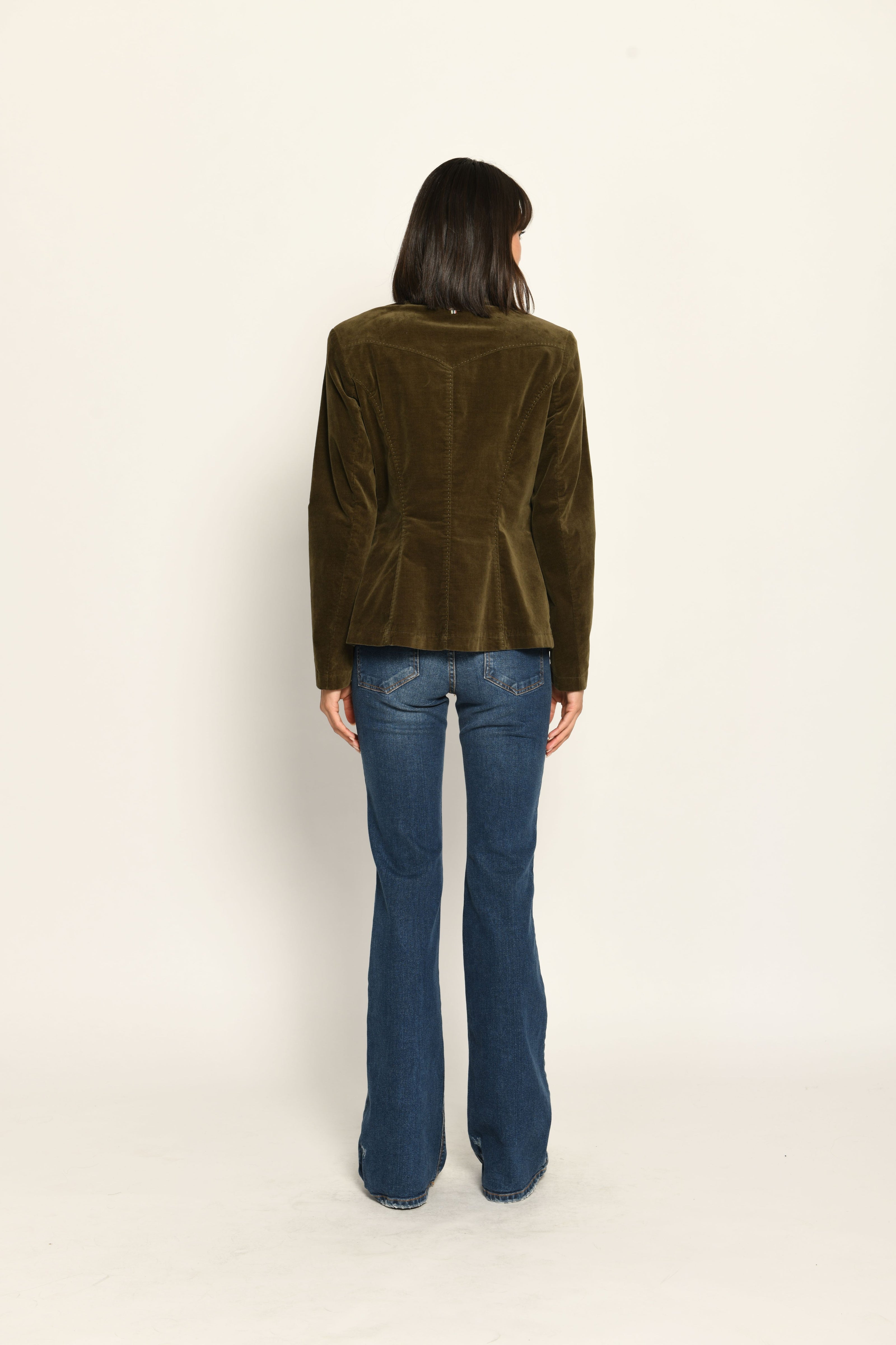 Taillierter dunkelgrüner Samt-Janker für Damen mit braunen feinen Akzenten, lässig kombiniert zu Jeans – Rückansicht