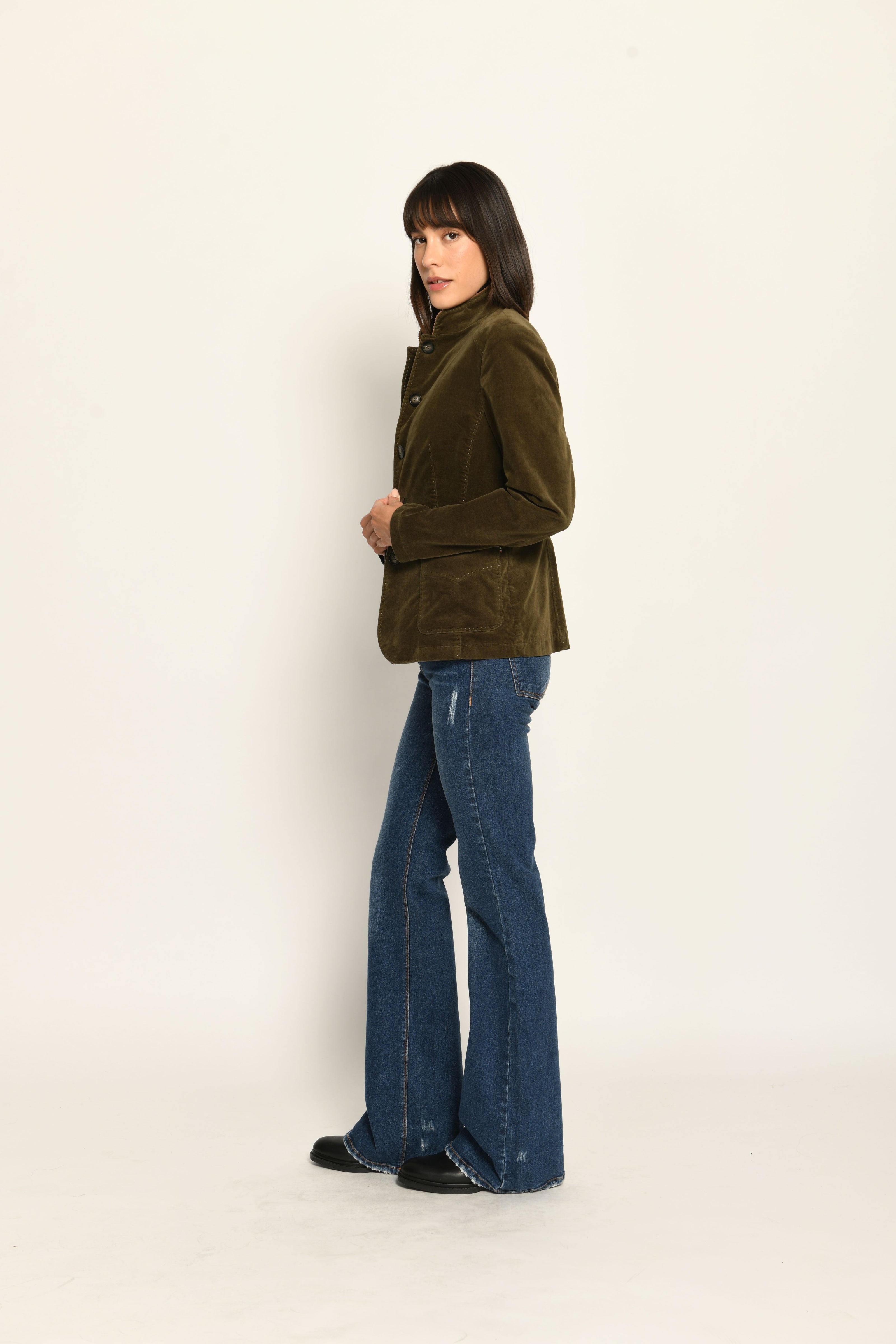 Taillierter dunkelgrüner Samt-Janker für Damen mit braunen feinen Akzenten, lässig kombiniert zu Jeans – Seitenansicht links