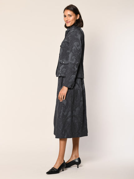 Das Model trägt einen Jacquard Baumwoll Janker in der Farbe Dunkelblau - Seitenansicht.