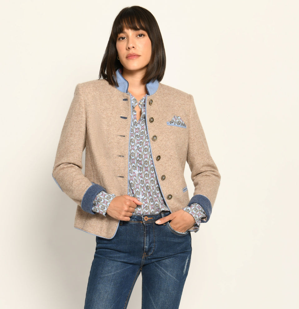 Beiger Woll-Janker für Damen mit blauen Details an Stehkragen, Ellenbogenpatches und Ärmelsaum – Shop the Look