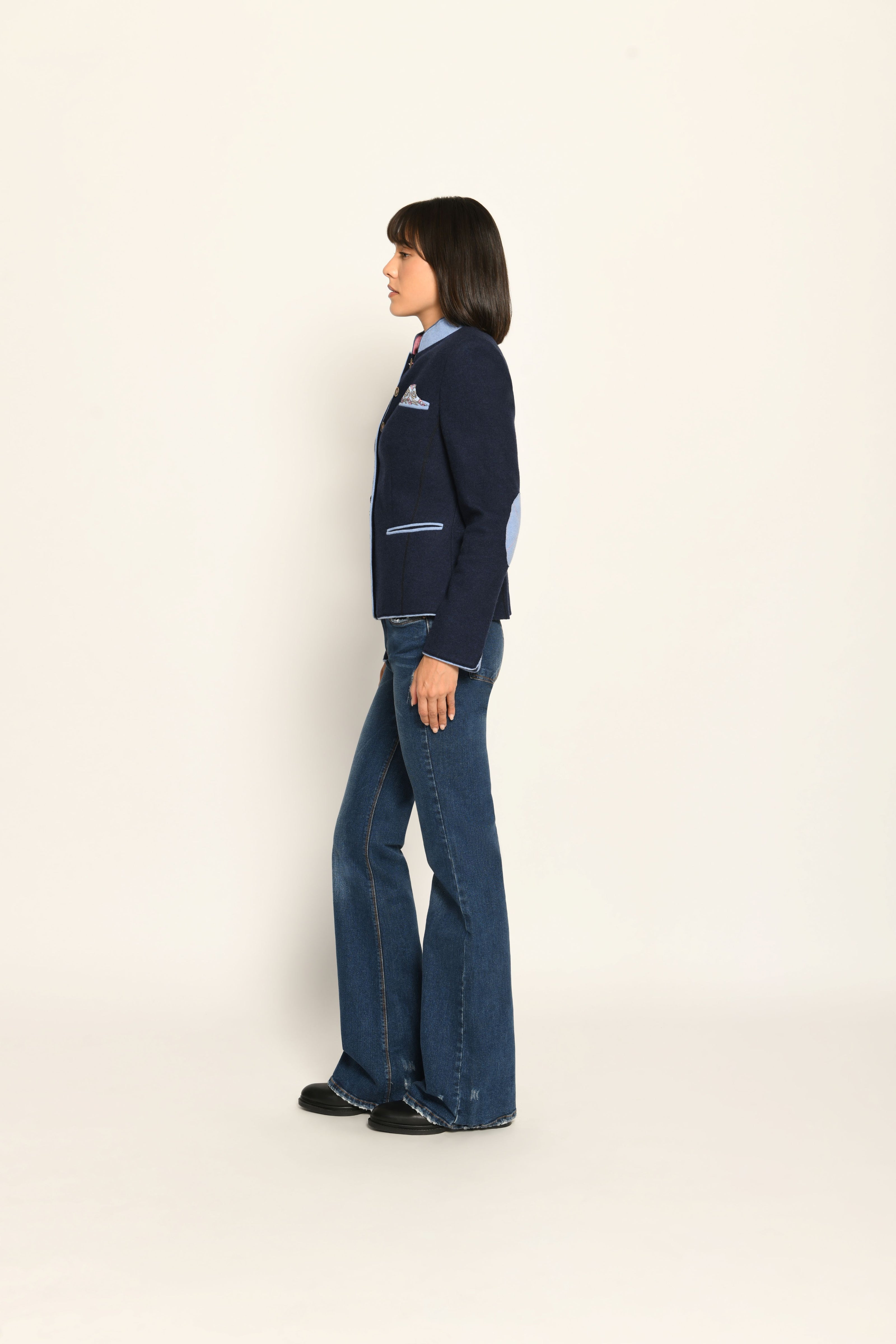 Blauer Woll-Janker für Damen mit hellblauen Details an Stehkragen, Ellenbogenpatches und Ärmelsaum.