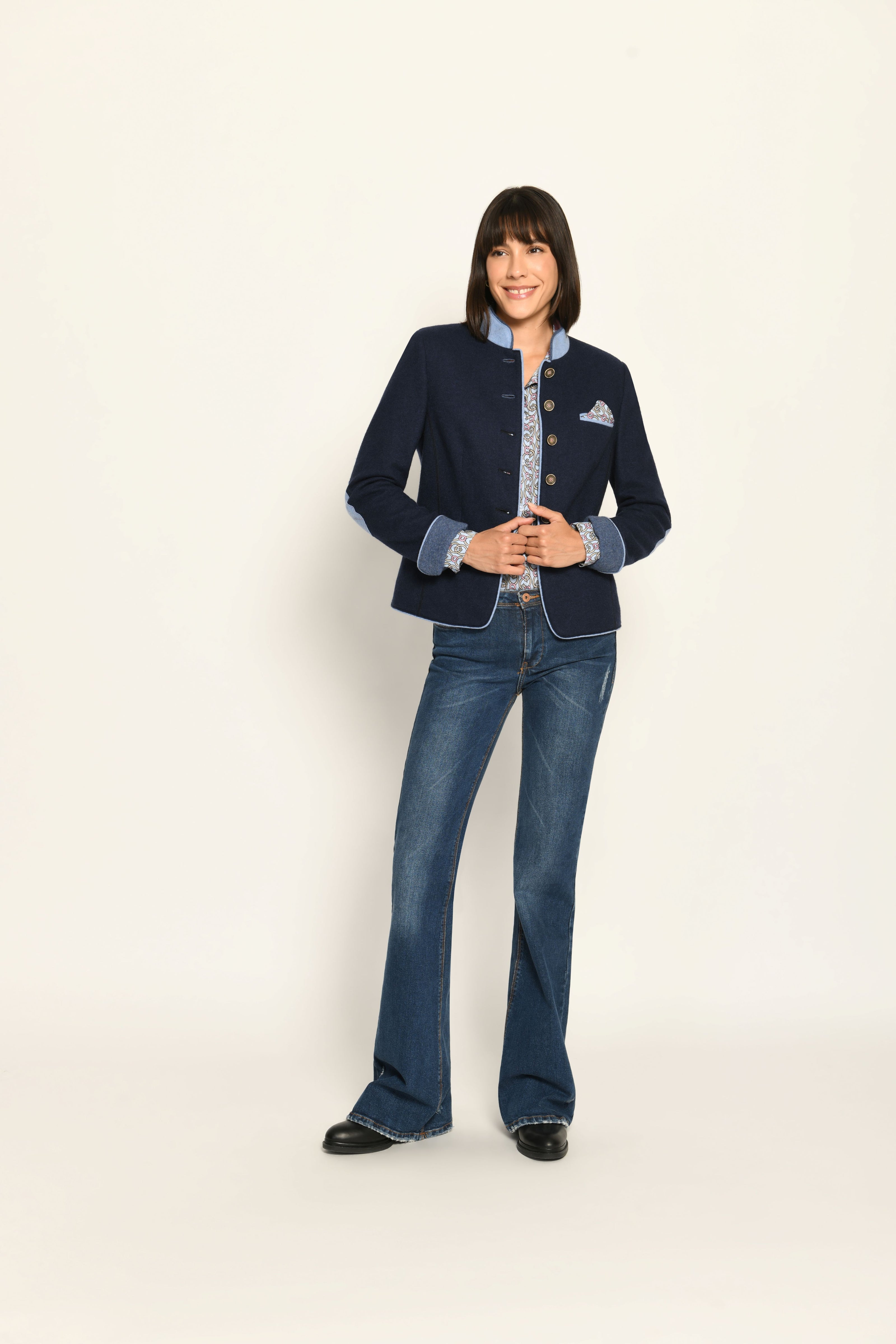 Blauer Woll-Janker für Damen mit hellblauen Details an Stehkragen, Ellenbogenpatches und Ärmelsaum – Vorderseite