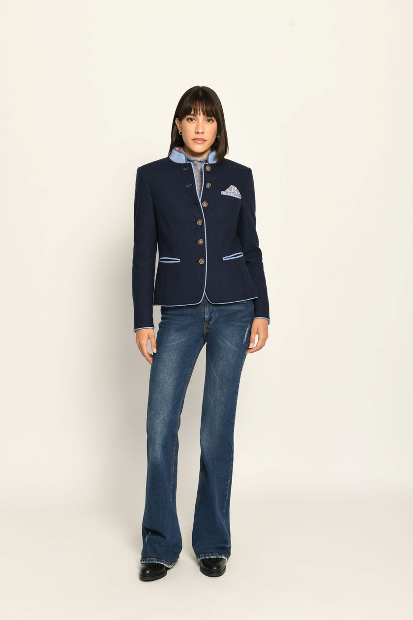 Blauer Woll-Janker für Damen mit hellblauen Details an Stehkragen, Ellenbogenpatches und Ärmelsaum – Front