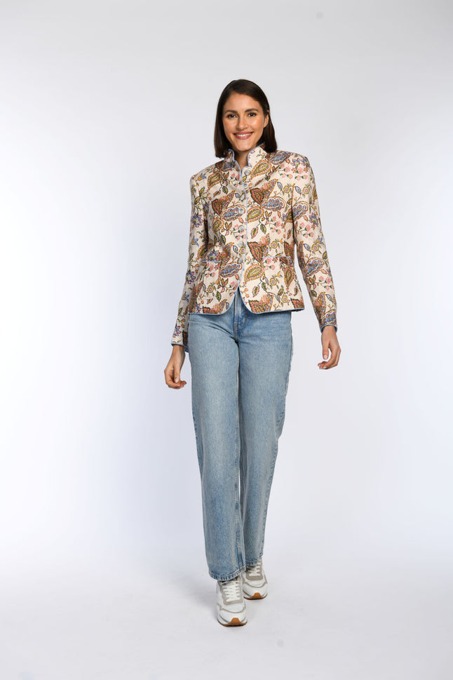 Model trägt einen taillierten Janker mit Muster und Stehkragen.