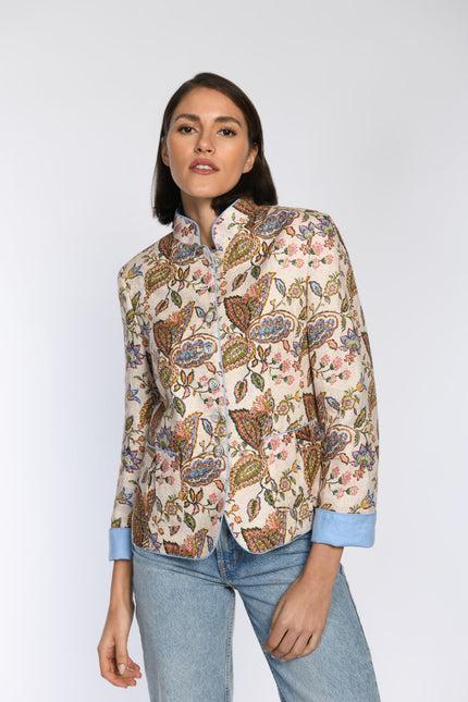 Vorderansicht des Models in einem Janker mit Druck, Stehkragen, mittiger Knopfleiste und aufgesetzten Taschen.