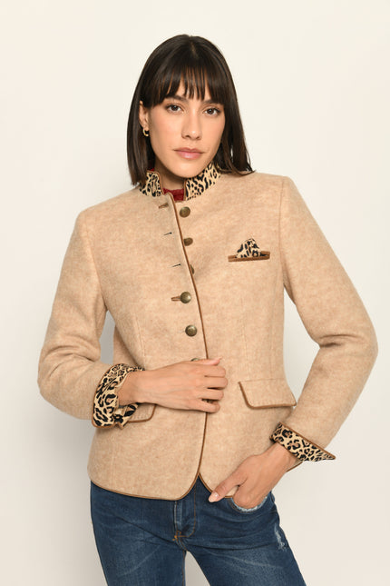 Beiger Janker für Damen aus Wolle mit Stehkragen, Einstecktuch und Ärmelsaumbeleg im Leo-Dessin – Nahaufnahme