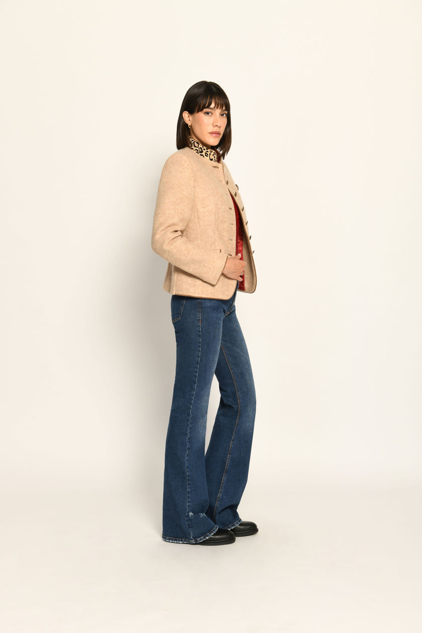 Beiger Janker für Damen aus Wolle mit Stehkragen, Einstecktuch und Ärmelsaumbeleg im Leo-Dessin – Seitenansicht links