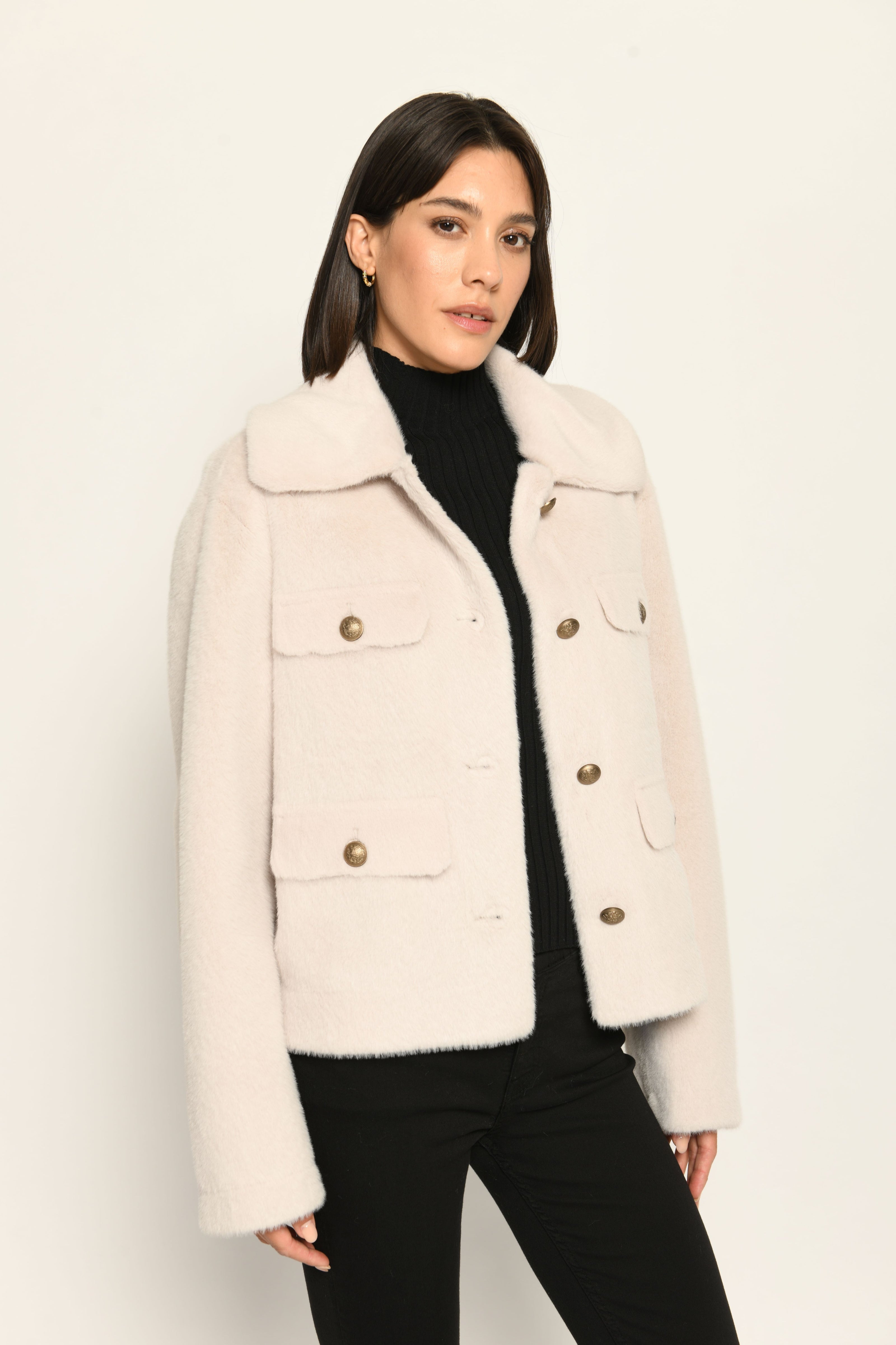 Offen getragene beige Webpelz-Kastenjacke für Damen mit Knopfleiste und aufgesetzten Patten – Front