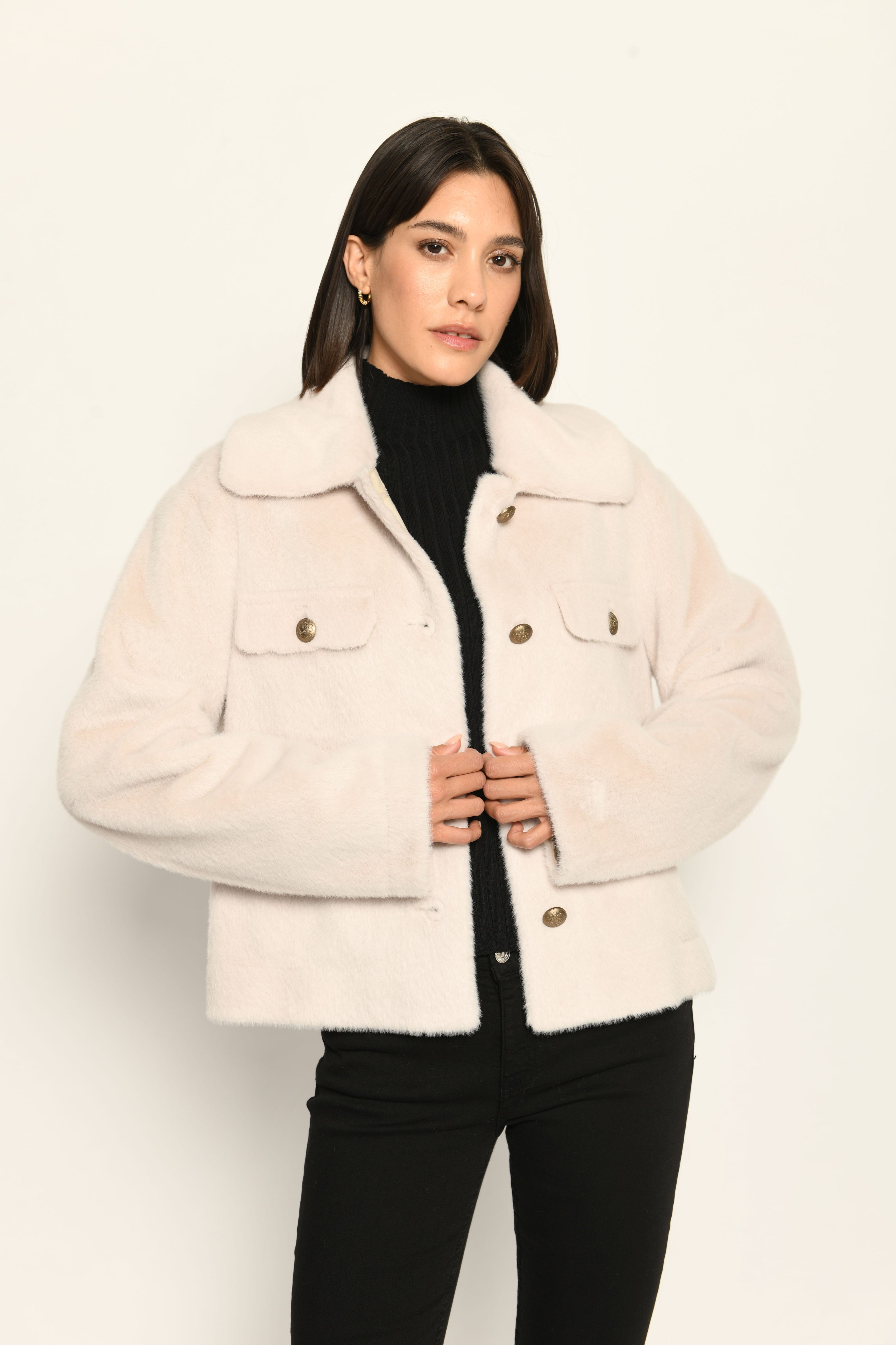 Offen getragene beige Webpelz-Kastenjacke für Damen mit Knopfleiste und aufgesetzten Patten – Vorderansicht