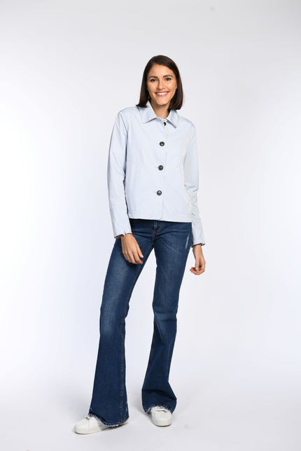 Model trägt blaue Kastenjacke mit Umlegekragen – Vorderansicht.