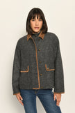Moderne dunkelgraue Kastenjacke für Damen mit edlen braunen Cord-Details, lässig kombiniert zu Jeans – Front