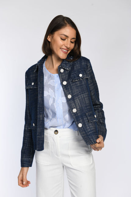 Model trägt eine Kastenjacke im Denim-Look mit Knopfleiste vorne und kontrastierenden Steppnähten.