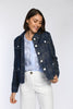 Model trägt eine Kastenjacke im Denim-Look mit Knopfleiste vorne und kontrastierenden Steppnähten.
