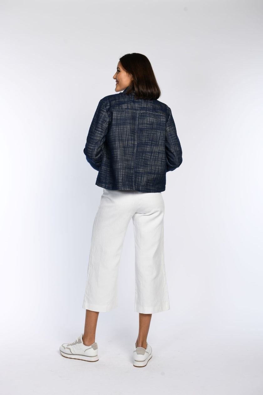 Das Model zeigt die Rückenansicht einer gerade geschnittenen Kastenjacke im Denim-Look.