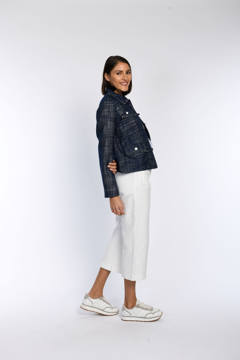 Model trägt Kastenjacke im Denim-Look mit Fransendetails – Seitenansicht.