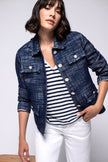 Model in gerade geschnittener Jacke im Denim-Look.