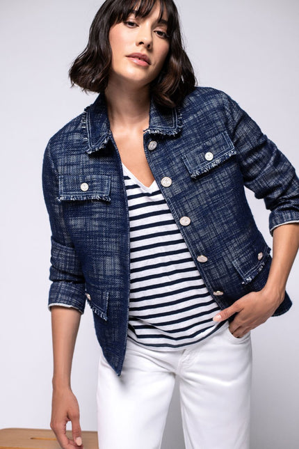 Model in gerade geschnittener Jacke im Denim-Look.