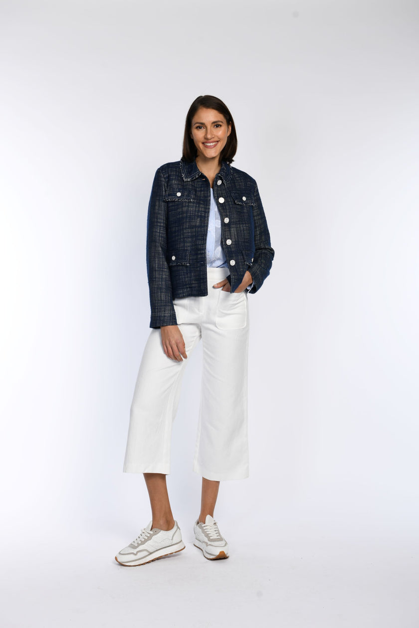 Model in offen getragener Kastenjacke mit Fransendetails – Vorderansicht.