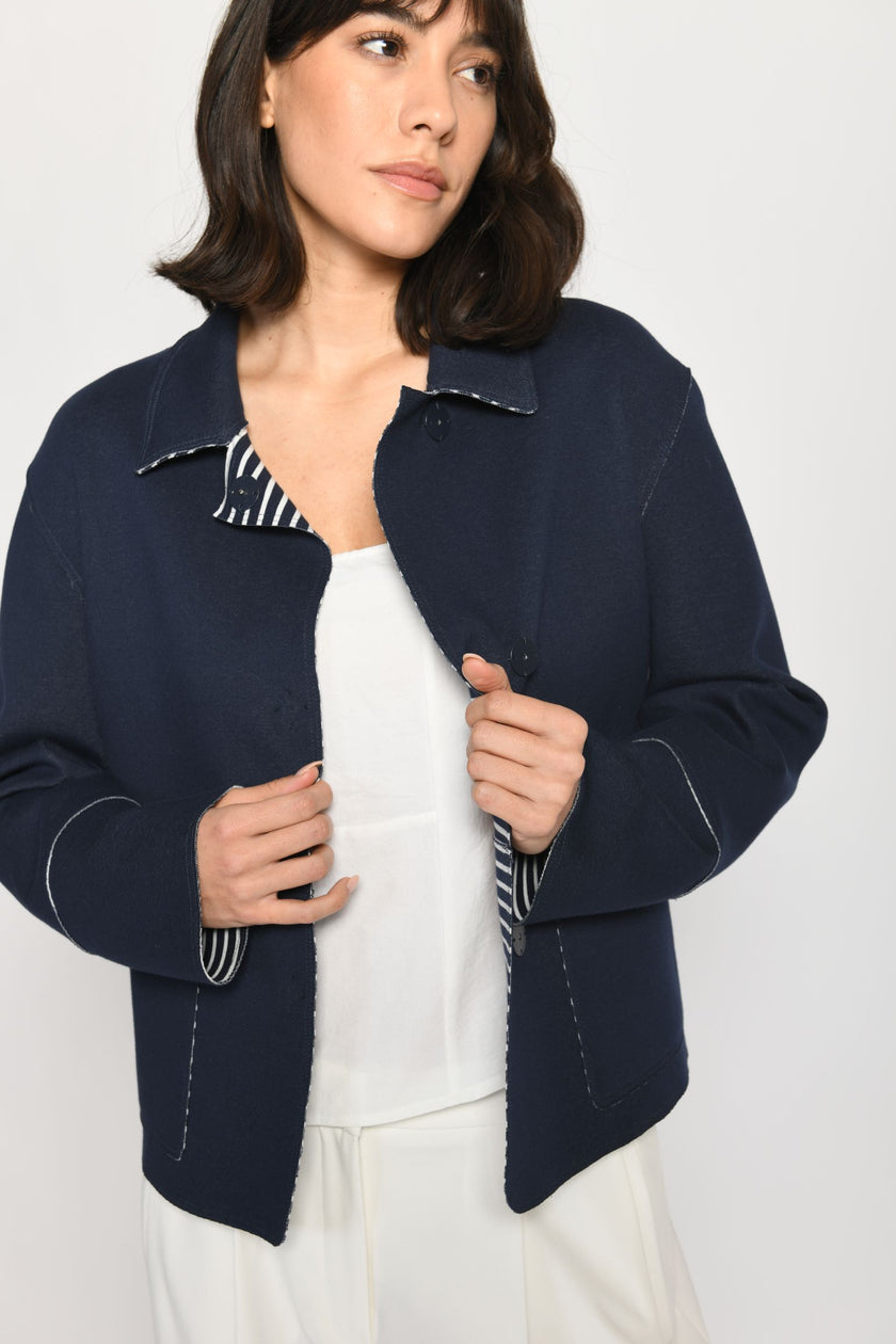 Nahaufnahme der Kastenjacke aus Scuba mit kontrastiger Innenseite – Vorderseite