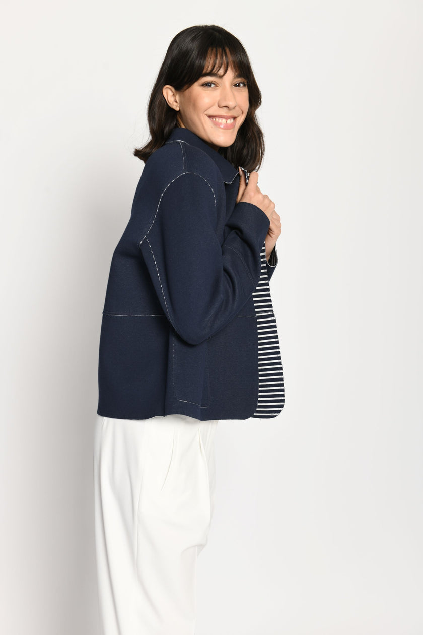 Model trägt langärmelige Kastenjacke aus Scuba mit kontrastierender Innenseite – rechte Seitenansicht.