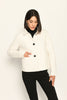 Model trägt weiße Kastenjacke für Damen aus Scuba mit schwarzen großen Knöpfen und aufgesetzten Taschen – Vorderansicht