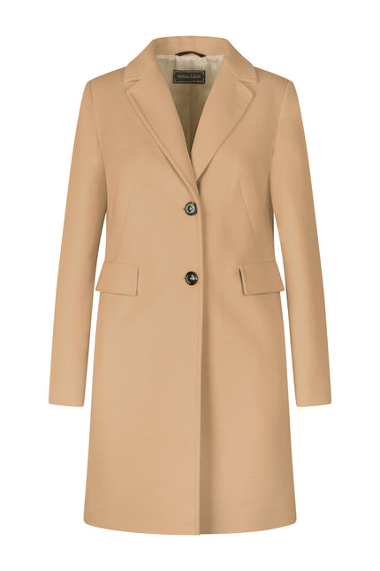 Klassischer Damenmantel in der Farbe Camel mit 2-Knopf-Verschluss, Pattentaschen und Reverskragen – Vorderseite