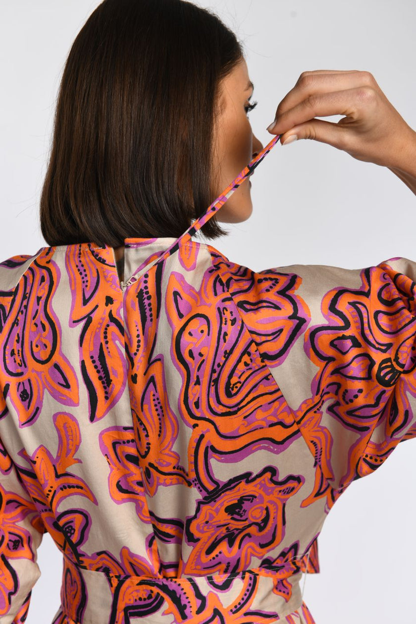 Detailansicht des Reißverschlusses am Rücken des Kleides mit Verlängerung zum selbstständigen Schließen.