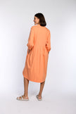 Oranges, leichtes, knielangdes Sommerkleid in Rückansicht mit sichtbaren Faltendetails am Rockteil.