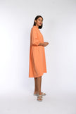 Orangfarbenes, leichtes Sommerkleid in Seitenansicht mit 3/4-Ärmeln und geknöpfter Manschette.